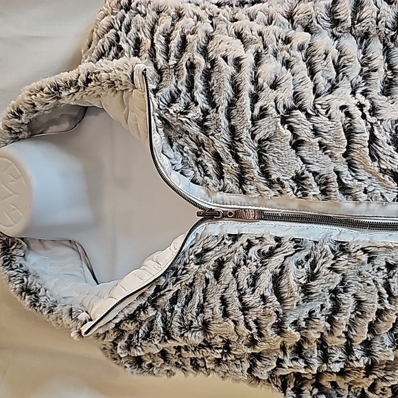 TEEZHER XL Faux fur Reversible Vest - Picture 3 of 12